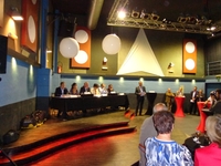 Nadia aan de tafel met andere politieke kopstukken