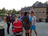 Nancy Habils (17) in het blauw en Agnes Van Win (20) in 't lichtblauw en wit