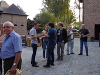 Wim Moors (18) deelt pinten uit en Toon Dirickx (24) heft het glas